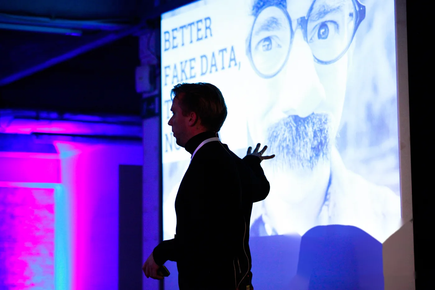 Marc Weimer-Hablitzel weist auf eine Leinwand: „Better Fake Data than no Data"